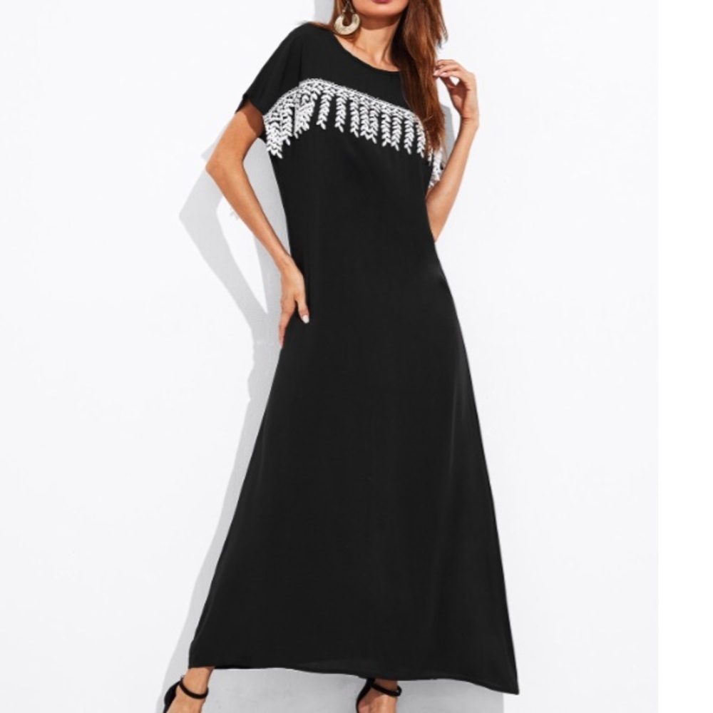 🆕💄Black maxi dress Dolman sleeve w/leaf appliqué - Picture 2 of 3